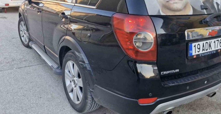 Çorum'da alkollü sürücü park halindeki 4 araca çarptı