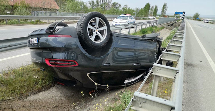 Çorum’da Araç Bariyerleri Aşarak Refüje Devrildi