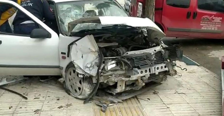 Çorum’da Araçta Sıkışan 2 Kişinin Yardımına İtfaiye Ekipleri Koştu