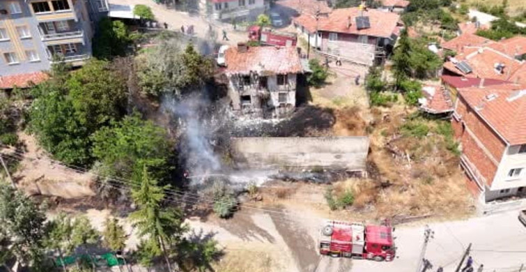 Çorum'da çıkan ot yangını ahşap eve ve araca zarar verdi