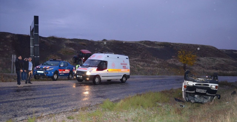 Çorum'da Devrilen Minibüs Sürücüsü Yaralandı