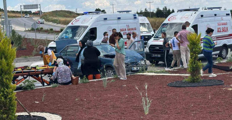 Çorum'da hafif ticari araç ile otomobil çarpıştı: 2'si ağır 5 yaralı