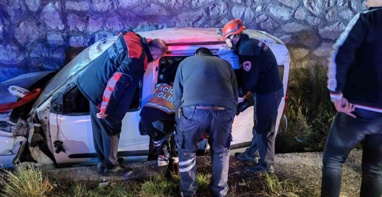 Çorum'da Hafif Ticari Araç İstinat Duvarından Uçtu: 2 Yaralı