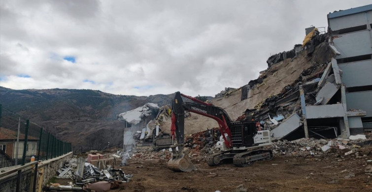 Çorum'da İş Makinesi Çöken Binadan Son Anda Kurtuldu