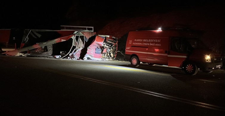 Çorum'da Kamyon Devrildi, Sürücü Yaralandı