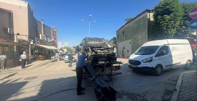 Çorum'da minibüs kazası: Park halindeki araçlar ağır hasar aldı
