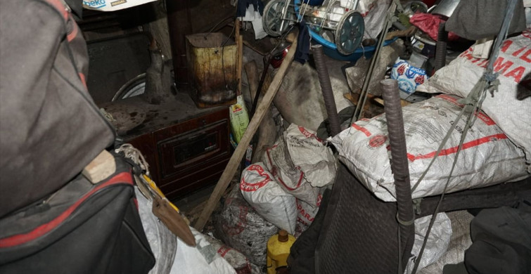 Çorum'da Müstakil Evden 4 Kamyon Çöp Çıkarıldı