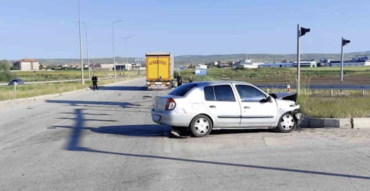 Çorum'da otomobil ile tır kavşakta çarpıştı: 4 yaralı