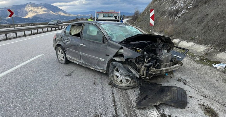 Çorum'da Refüje Çarpan Otomobilde 5 Yaralı