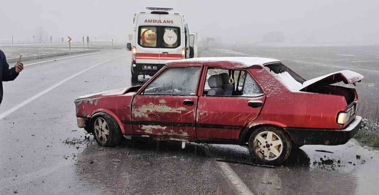 Çorum'da Tabelaya Çarpan Otomobilde 1 Yaralı