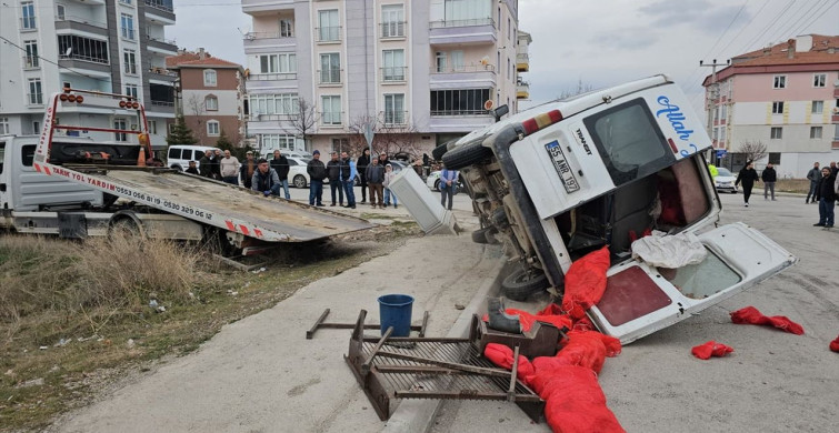 Çorum'da Tarım İşçilerini Taşıyan Minibüs ile Otomobil Çarpıştı