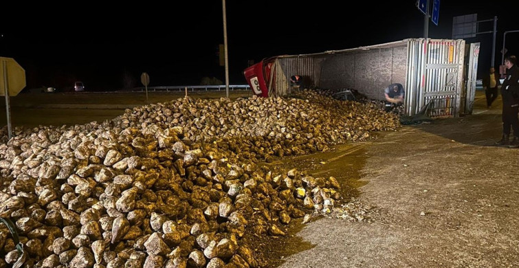Çorum'da Tır ve Otomobil Çarpıştı: 3 Yaralı