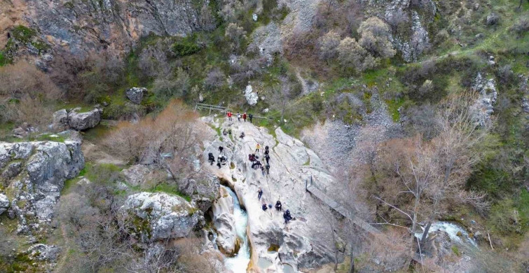 Çorum’un Boğazkale İlçesi İlkbahar Güzellikleriyle Büyülüyor