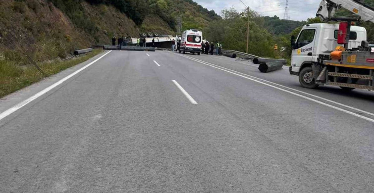 Çubuk Demir Yüklü Tır Devrildi, OSB Yolu Trafiğe Kapandı