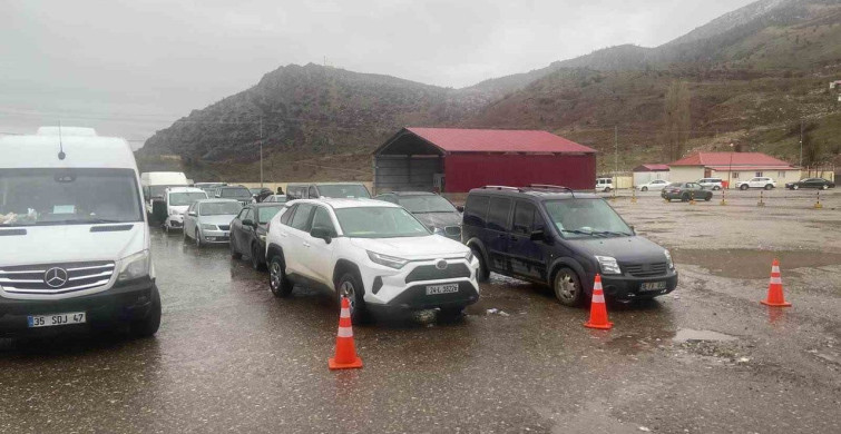 Çukurca Üzümlü Sınır Kapısı'nda Sistem Arızası Sürüyor