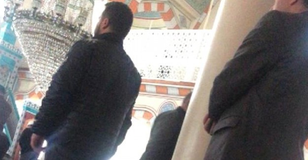 Cuma Namazında Asayiş Şube Müdürünün Önünde Saf Tutan Cezaevi Firarisi Yakalandı