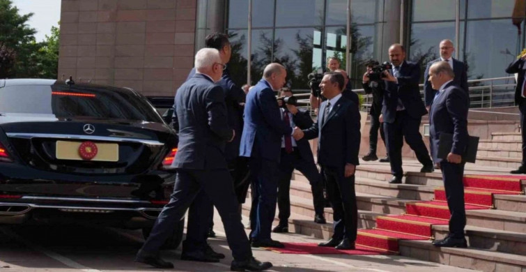 Cumhurbaşkanı Erdoğan 18 yıl sonra CHP Genel Merkezi’nde: Özgür Özel ile kritik zirve başladı