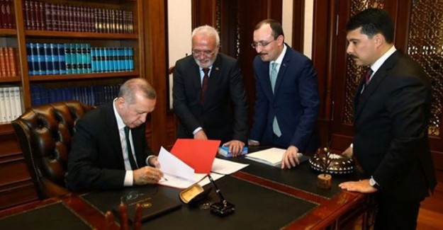 Cumhurbaşkanı Erdoğan, Başkanlık İçin İlk İmzayı Attı
