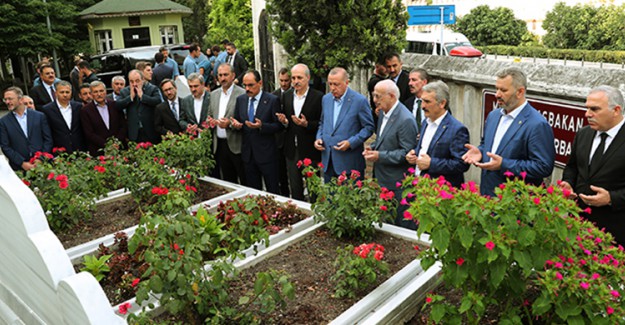 Cumhurbaşkanı Erdoğan Necmettin Erbakan'ın Kabrini Ziyaret Etti