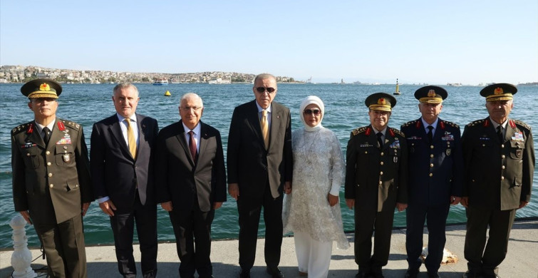 Cumhurbaşkanı Erdoğan, TEKNOFEST Mavi Vatan'da Gemileri Selamladı