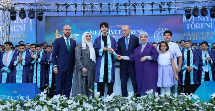Cumhurbaşkanı Erdoğan, torunu Ömer Tayyip Erdoğan’a diplomasını takdim etti
