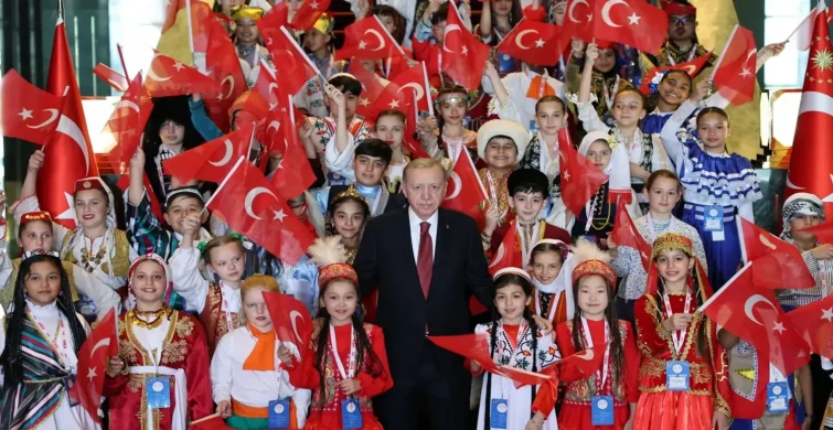 Cumhurbaşkanı Erdoğan, Türk Dünyası ve TRT Çocuk Şenliği konuklarıyla Cumhurbaşkanlığı Külliyesi'nde buluştu