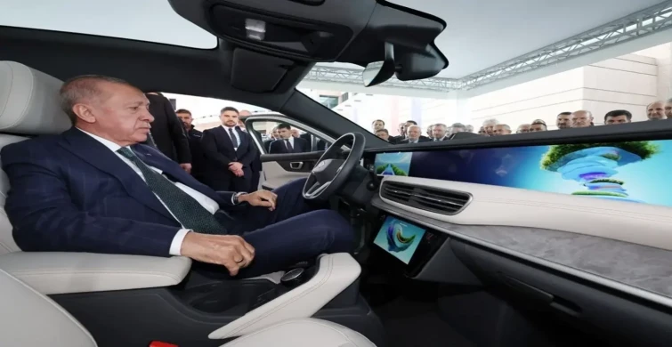 Cumhurbaşkanı Erdoğan, Türkiye Odalar ve Borsalar Birliği'nin 80. Genel Kurulu'nda Togg'un yeni modeli T10F'i inceledi