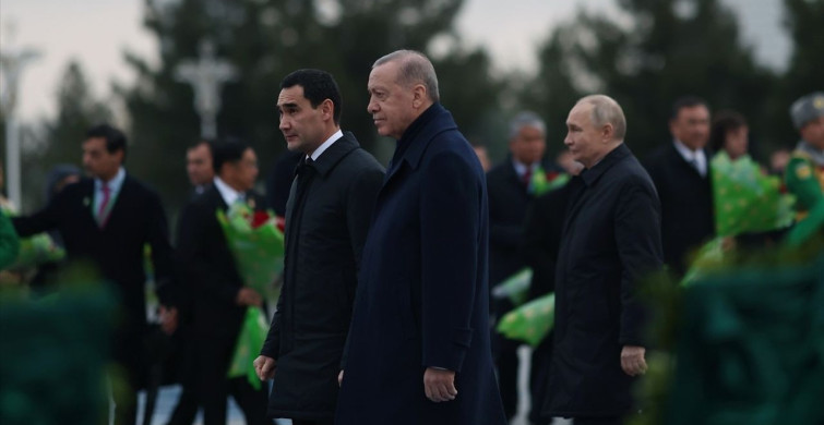 Cumhurbaşkanı Erdoğan, Türkmenistan'da Tarafsızlık Anıtı'na Çelenk Koydu