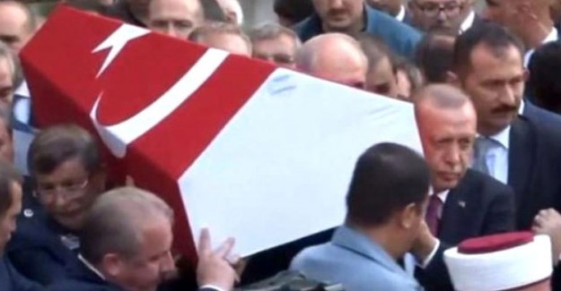 Cumhurbaşkanı Erdoğan ve Ahmet Davutoğlu, Beraber Tabut Taşıdılar