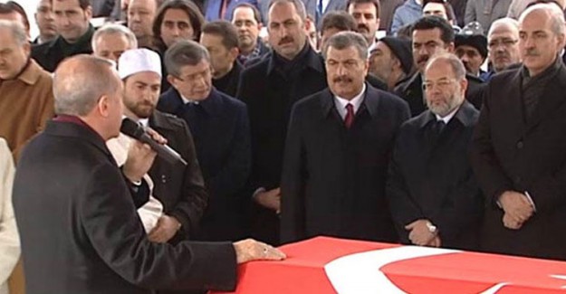 Cumhurbaşkanı Erdoğan Yol Arkadaşının Tabutuna Omuz Verdi