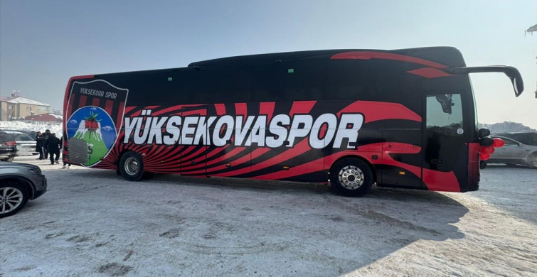 Cumhurbaşkanı Erdoğan, Yüksekovaspor Kadın Futbol Takımı'na Otobüs Hediye Etti