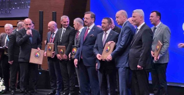 Cumhurbaşkanı Erdoğan'dan DTO Başkanı Uğur Erdoğan'a Hizmet Şeref Plaketi