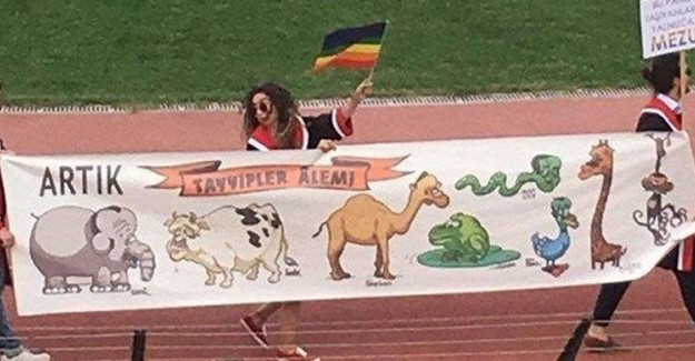 Cumhurbaşkanı Erdoğan'ı Eleştiren Pankart Açan Öğrencilere Çay Daveti!