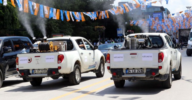 Cumhurbaşkanı Erdoğan'ın Mitingi Öncesi Van Caddeleri Gül Suyu ile Yıkandı