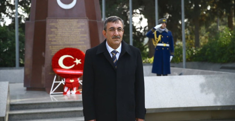 Cumhurbaşkanı Yardımcısı Yılmaz Bakü'de Şehitlikleri Ziyaret Etti