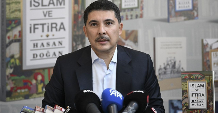 Cumhurbaşkanlığı Özel Kalem Müdürü Prof. Dr. Hasan Doğan, 22. Ankara Kitap Fuarı'nda Kitaplarını İmzaladı