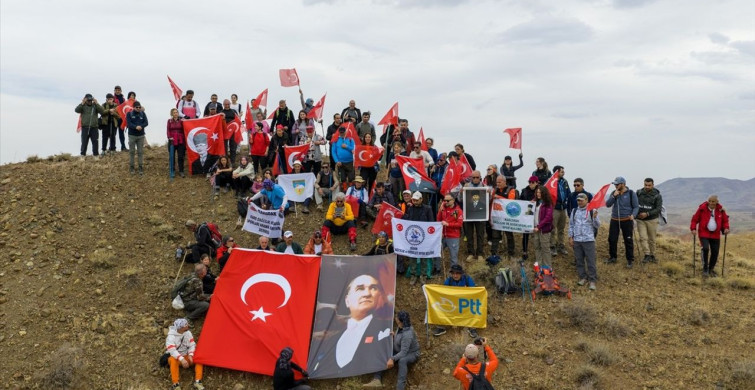 Cumhuriyet Yürüyüşü Gökkuşağı Tepeleri'nde Gerçekleşti Cumhuriyet Yürüyüşü Gökkuşağı Tepeleri'nde Gerçekleşti