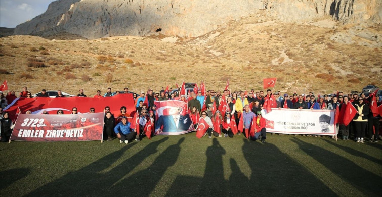 Cumhuriyet'in 102. Yılı İçin Dağcılar Aladağlar'a Tırmandı Cumhuriyet'in 102. Yılı İçin Dağcılar Aladağlar'a Tırmandı