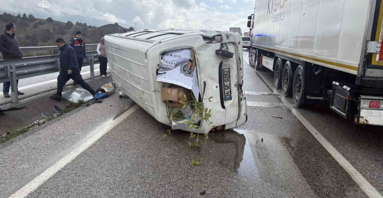 D100 Karayolunda Minibüs Devrildi: 1 Yaralı