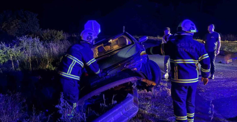 D100 karayolunda otomobilin refüje çarpması sonucu 2 kişi yaralandı