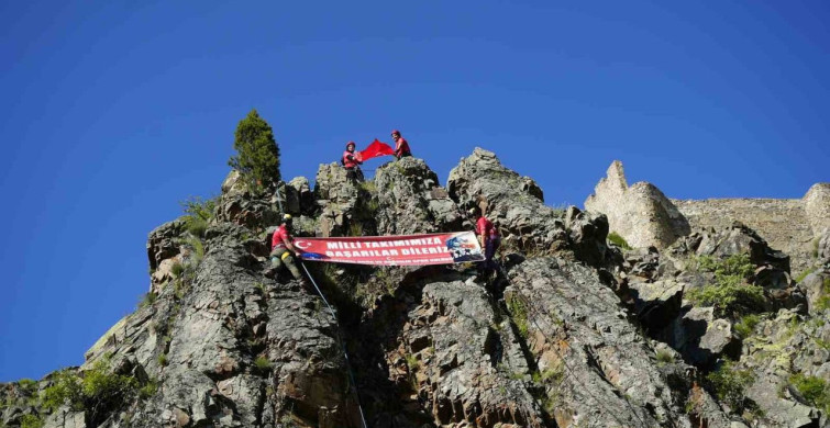 Dağcılar, 700 yıllık Kov Kalesi'ne Türk bayrağı asarak A Milli Takım'a destek verdi