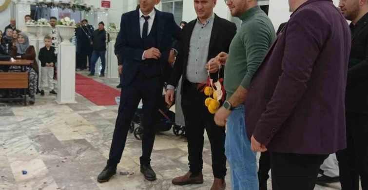 Damadın Arkadaşlarından Renkli Takı Sürprizi: Beşi Bir Yerde Ayva