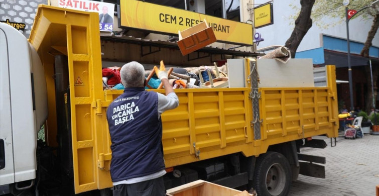 Darıca'da Bir Evden İki Kamyon Çöp Çıkarıldı