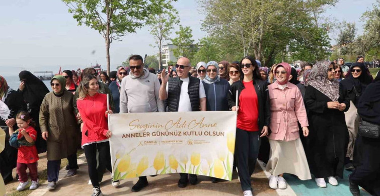 Darıca'da Coşkulu Anneler Günü Yürüyüşü
