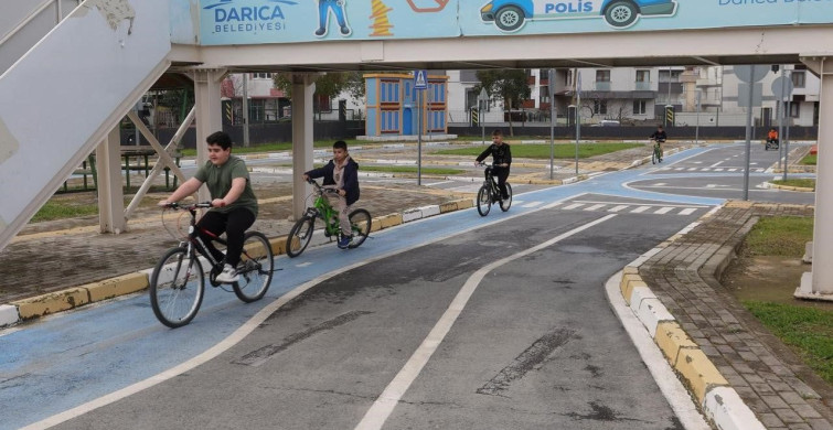 Darıca'da Öğrenciler Trafik Kurallarını Uygulamalı Öğreniyor