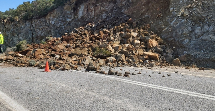Datça-Marmaris Karayolunda Toprak Kayması