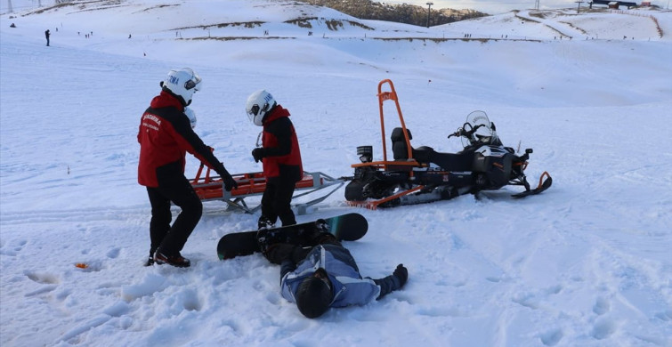 Davraz Kayak Merkezi'nde JAK Timleri Görevde