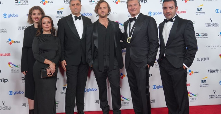 Deha Dizisi Uluslararası Emmy Ödülünü Kucakladı