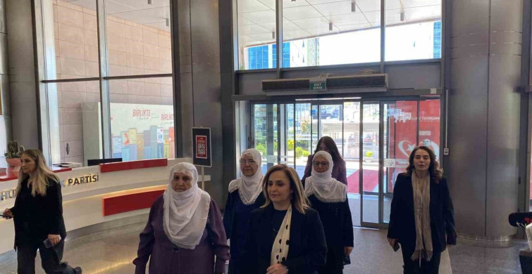 Dem Parti'den CHP'ye Annelere Saygı Ziyareti