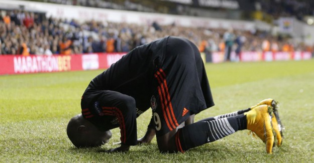 Demba Ba: ''Fransa'da Kadınlarla Baş Örtülü Diye Alay Ediliyor''